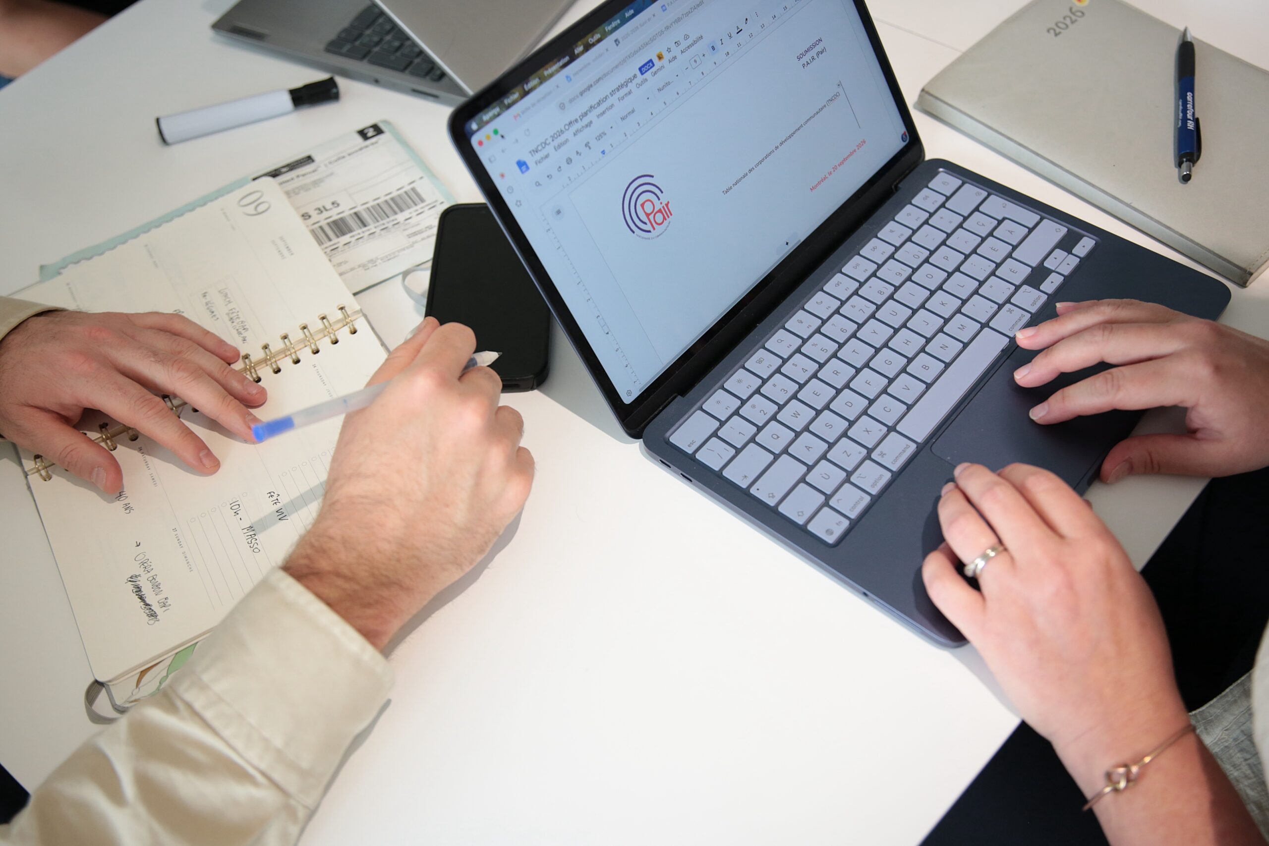 Mains sur un bureau